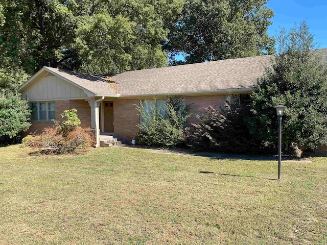 ranch-style house featuring a front lawn