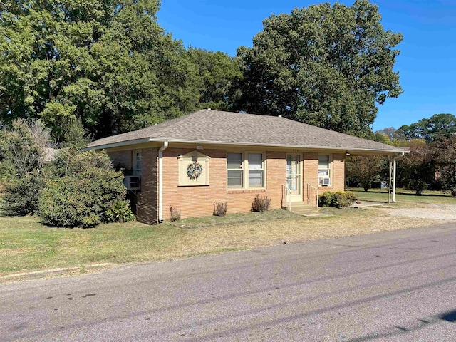 ranch-style house featuring a front yard