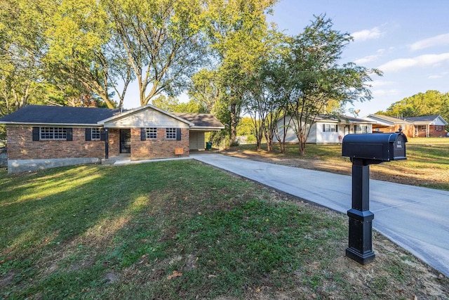 ranch-style house featuring a front lawn