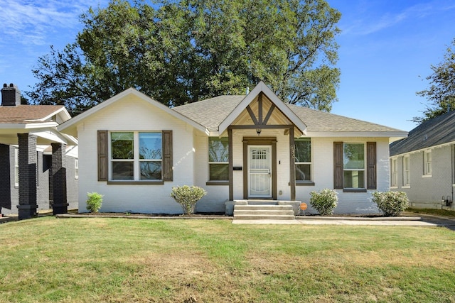 view of front of house featuring a front lawn