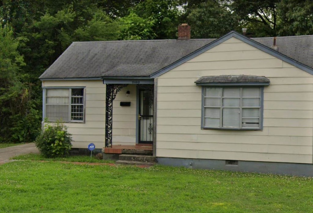 view of front of property featuring a front lawn