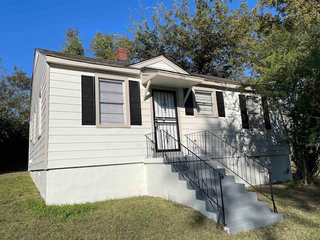 view of front of property with a front lawn