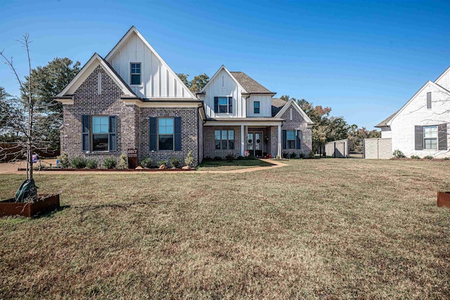 view of front facade featuring a front yard