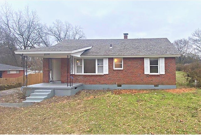 single story home with a front yard