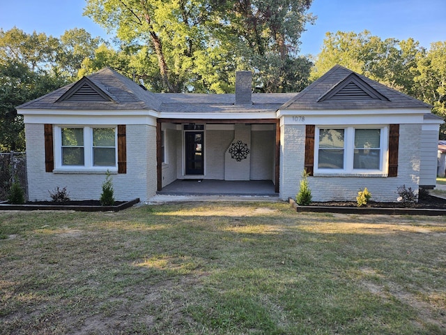 view of front of property with a front lawn