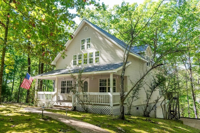 view of front of property with a front lawn