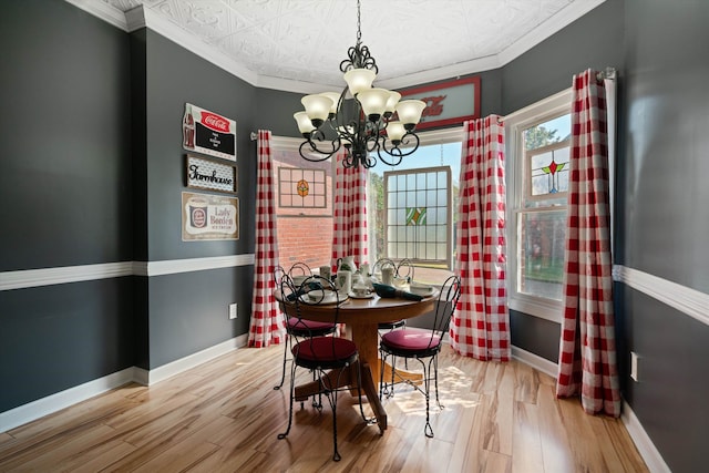 dining room featuring light hardwood / wood-style floors, an inviting chandelier, and ornamental molding