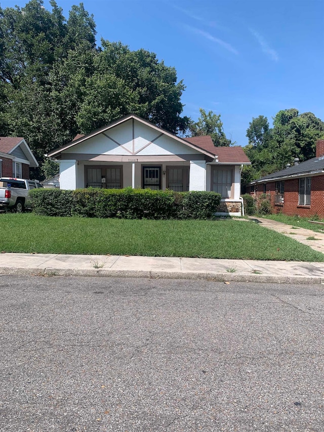 view of front of house featuring a front lawn