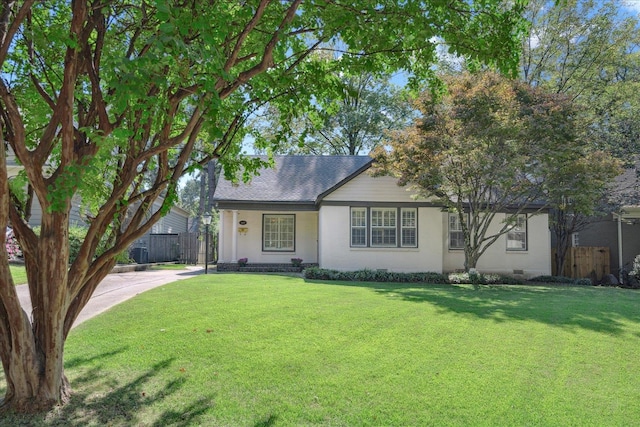 view of front of property with a front yard