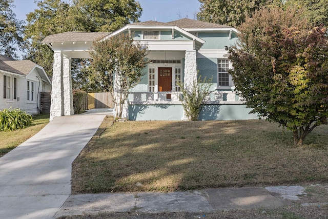 view of front facade featuring a front lawn and a porch