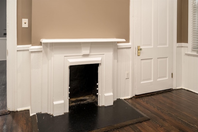 376 Mulberry St, Memphis, TN 38103 - room details featuring a decorative wall, wainscoting, and wood finished floors