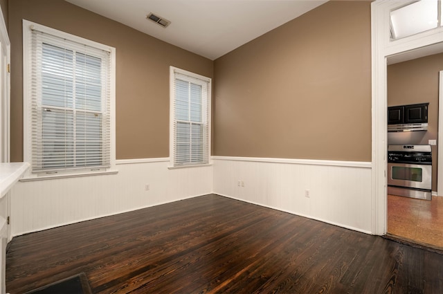 376 Mulberry St, Memphis, TN 38103 - spare room featuring a wainscoted wall, a wealth of natural light, dark wood finished floors, and visible vents