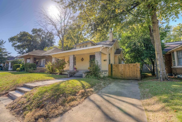 view of front facade featuring covered porch and a front yard