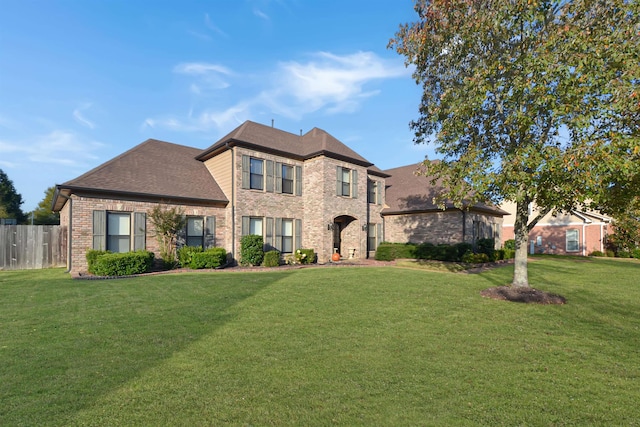 view of front facade featuring a front yard