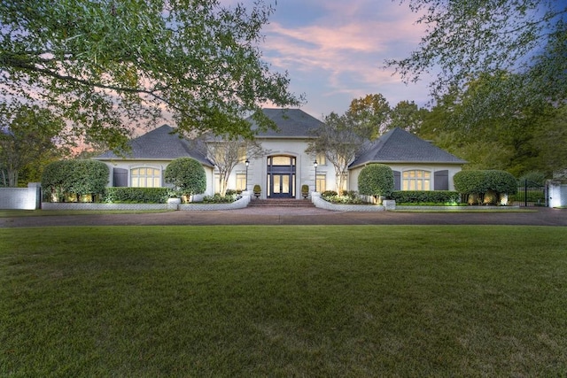 view of front facade with a yard