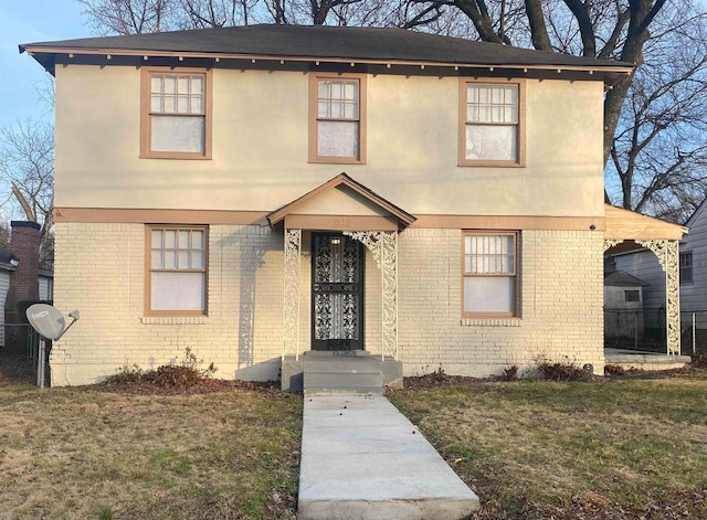 view of front of house featuring a front lawn