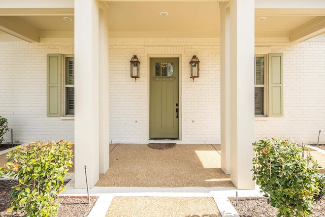 entrance to property featuring covered porch