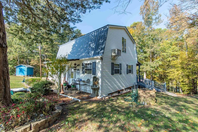 view of front of property featuring a front yard and a storage shed