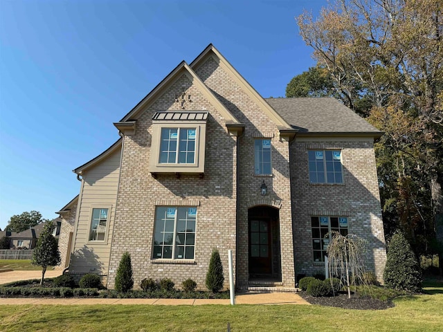 view of front facade featuring a front yard