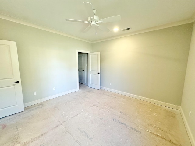 empty room featuring ceiling fan and ornamental molding