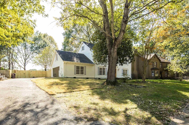 view of front facade featuring a front lawn