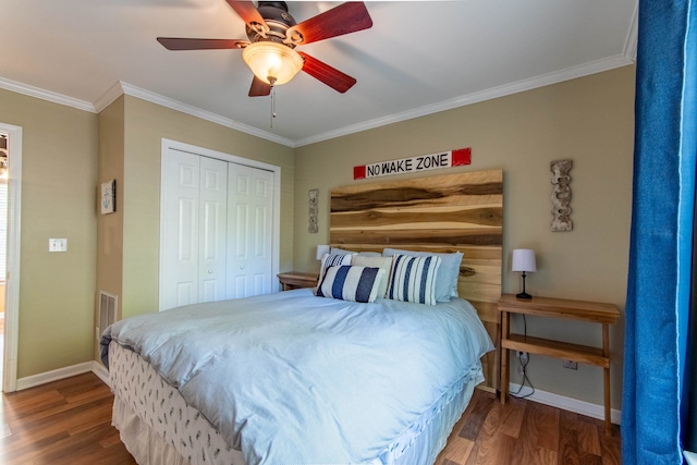 bedroom with a closet, ornamental molding, ceiling fan, and dark hardwood / wood-style flooring