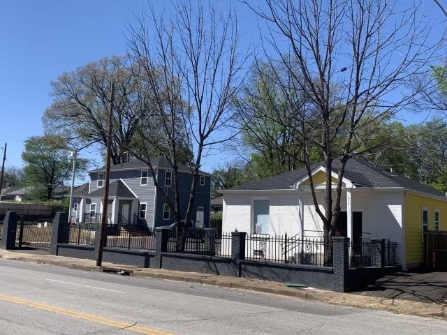 exterior space featuring a fenced front yard