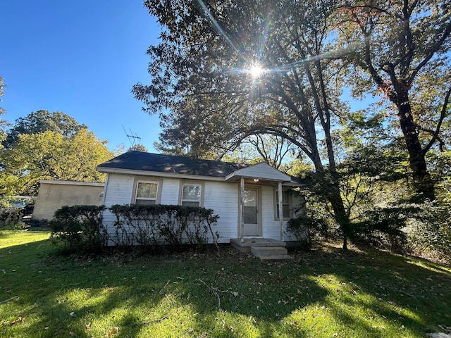 view of front facade with a front yard