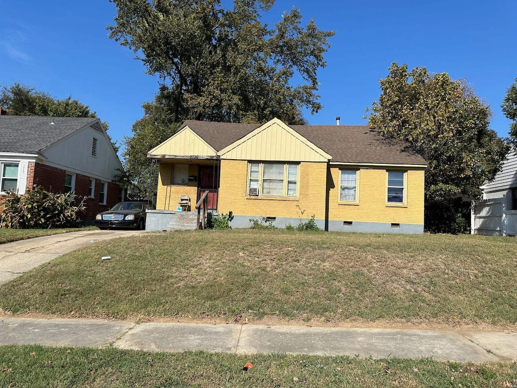 bungalow-style house featuring a front lawn