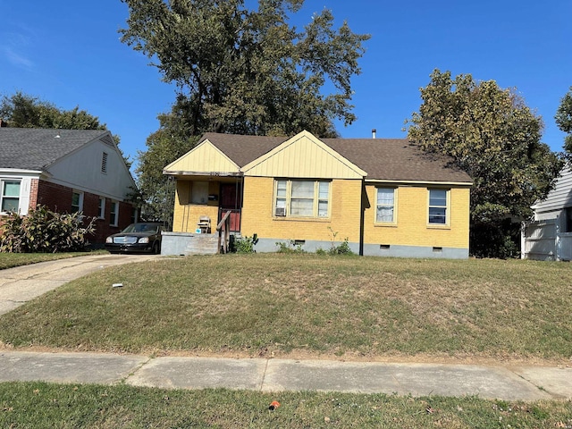 bungalow-style house featuring a front lawn