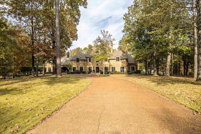 view of front of property featuring a front lawn