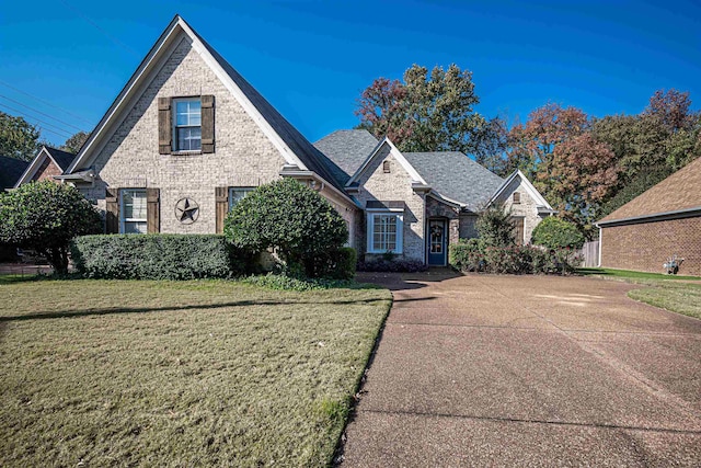 view of front of house with a front lawn