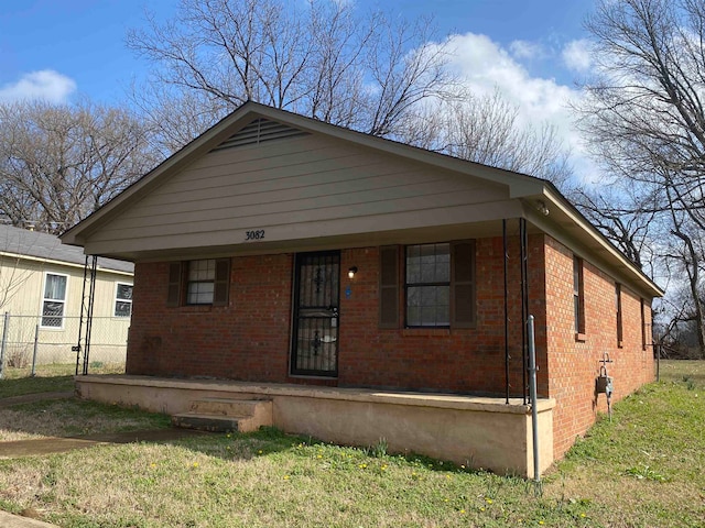 view of front facade featuring a front yard