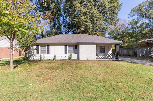 ranch-style home featuring a front lawn