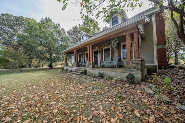 view of front facade with a porch and a front lawn