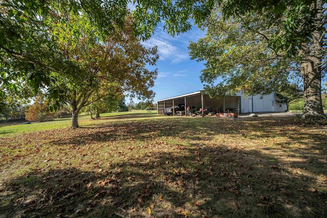 view of yard with an outbuilding