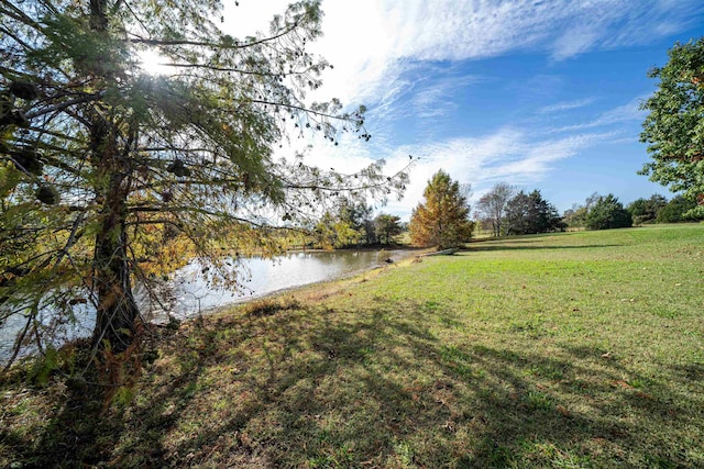 view of yard featuring a water view