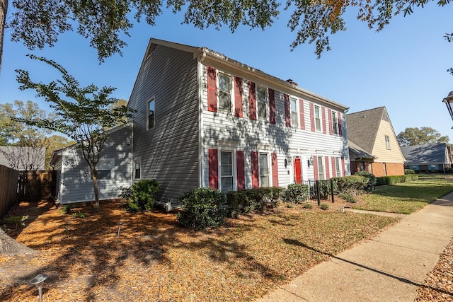 view of front facade featuring a front yard