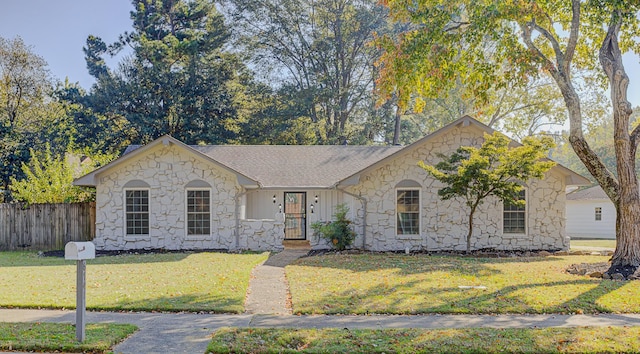 view of front of property featuring a front yard