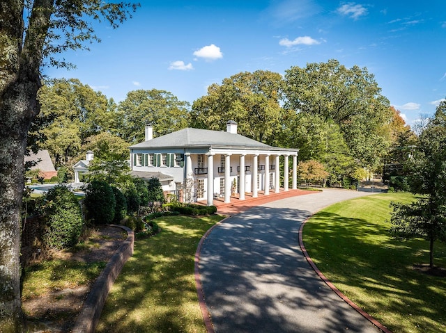 view of front facade featuring a front yard and a porch