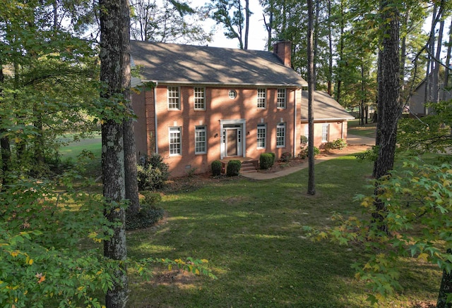 view of front of property featuring a front yard