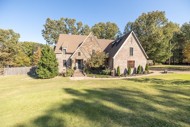 view of front of house featuring a front lawn