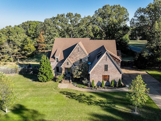 view of front of house featuring a front lawn