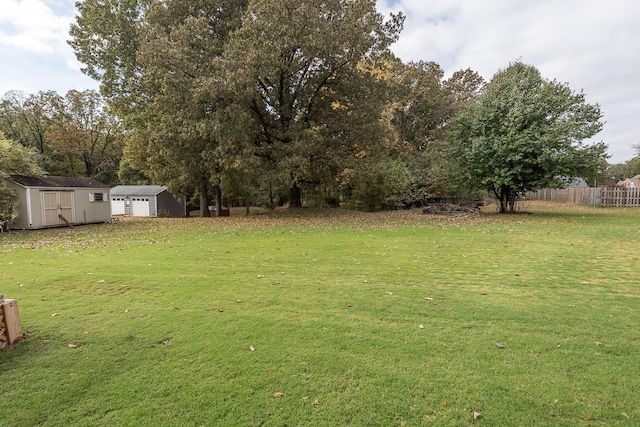 view of yard featuring a shed