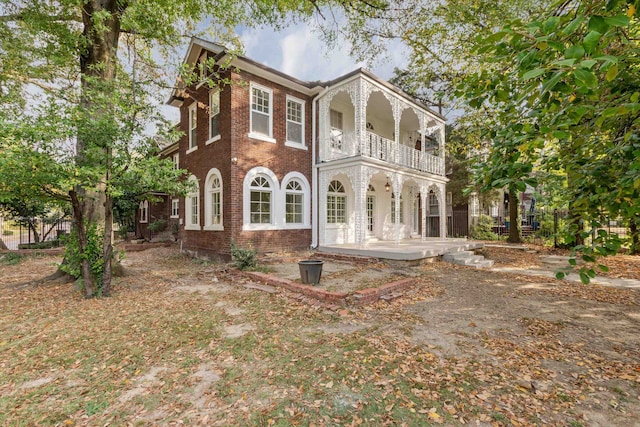 view of front of house with a balcony