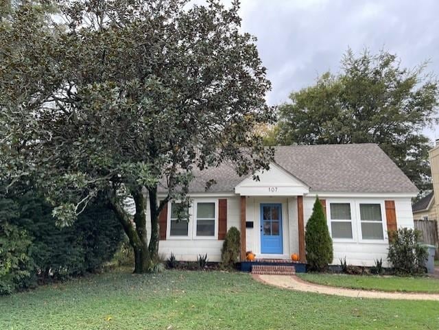 view of front of property featuring a front lawn