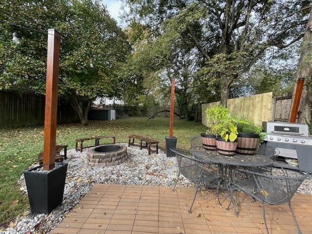 view of patio with an outdoor fire pit and grilling area