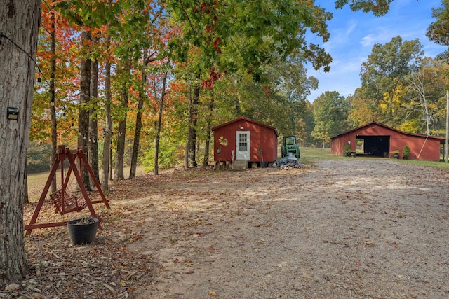 view of yard featuring an outdoor structure