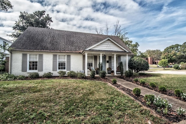 view of front of home featuring a front lawn and covered porch