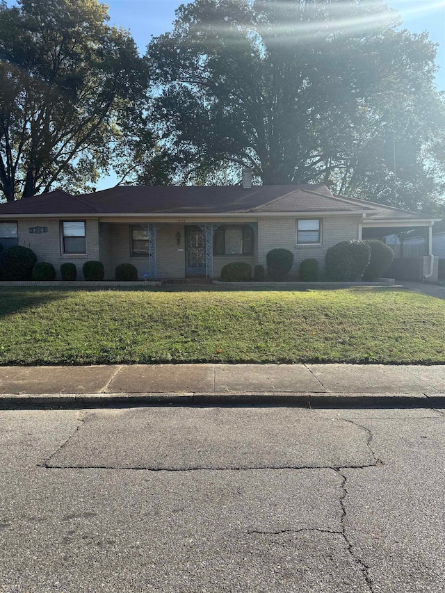 view of front of property featuring a front yard